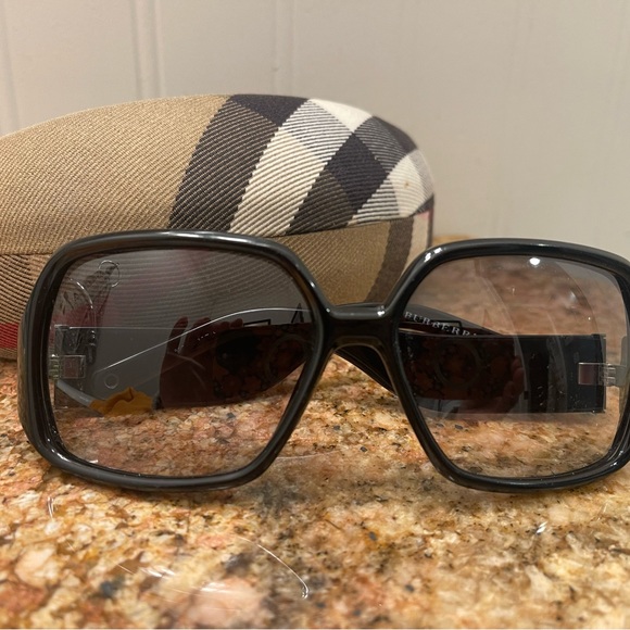 Burberry women’s oversized sunglasses - Picture 3 of 8